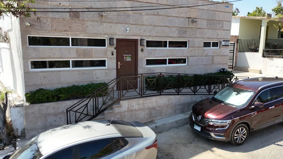 Edificio Fhergus II con fachada de cantera: departamentos en renta en el Centro de San José del Cabo